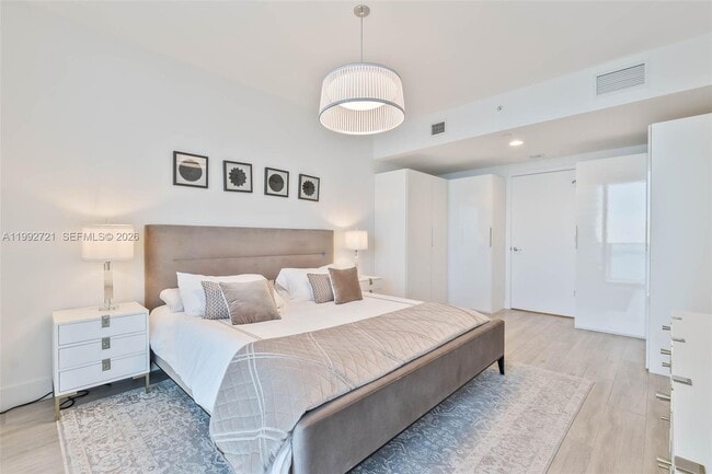 Building Photo - 1010 Brickell Ave