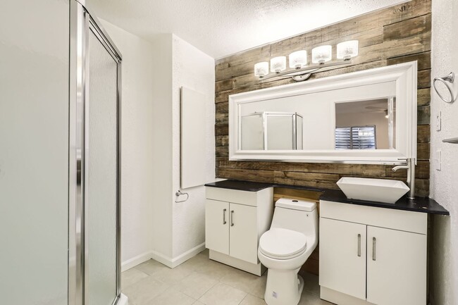 Building Photo - **Spacious, Light-Filled 4 bed, 4 bath wit...