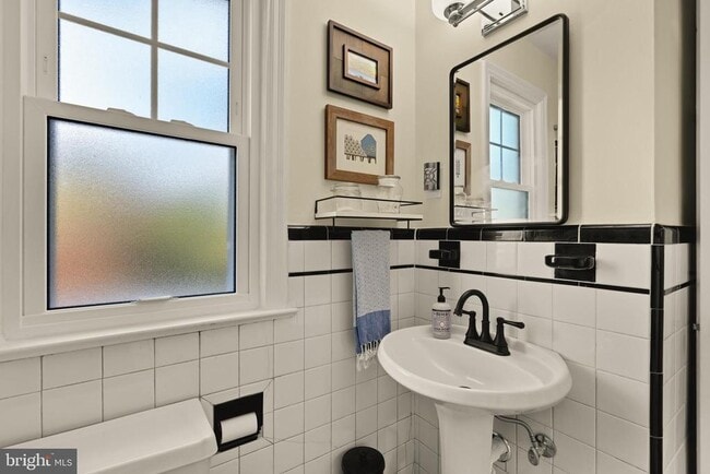 Building Photo - 6403 40th Ave