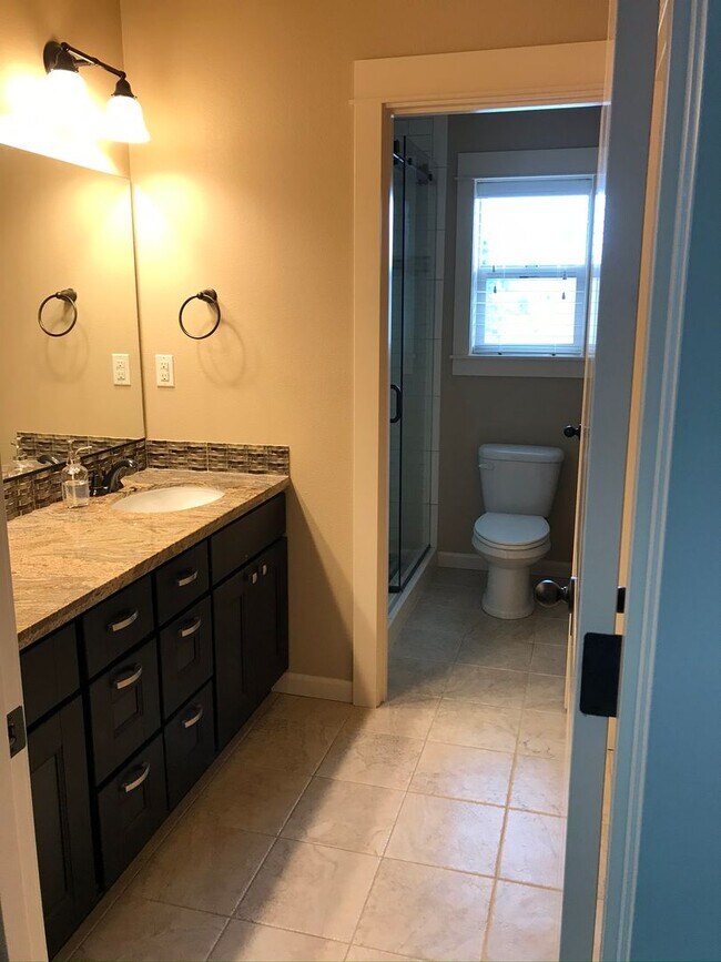 Building Photo - 4bed/3ba Old Portland style Home Nestled i...