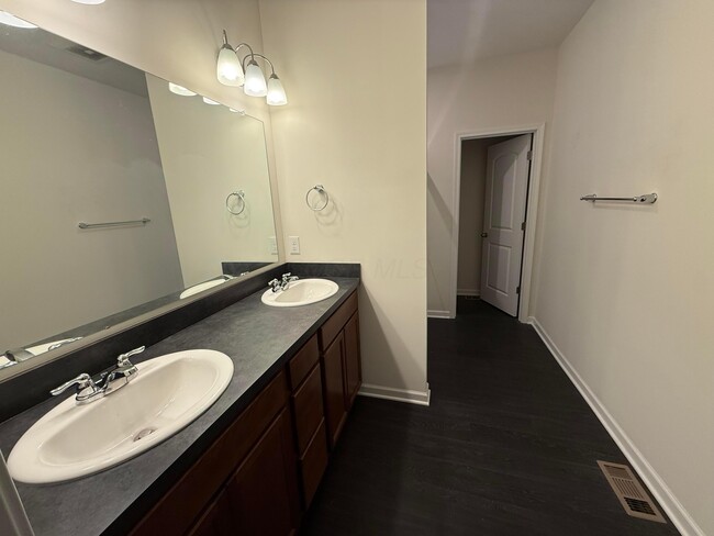 Building Photo - 1916 Pomodoro Dr