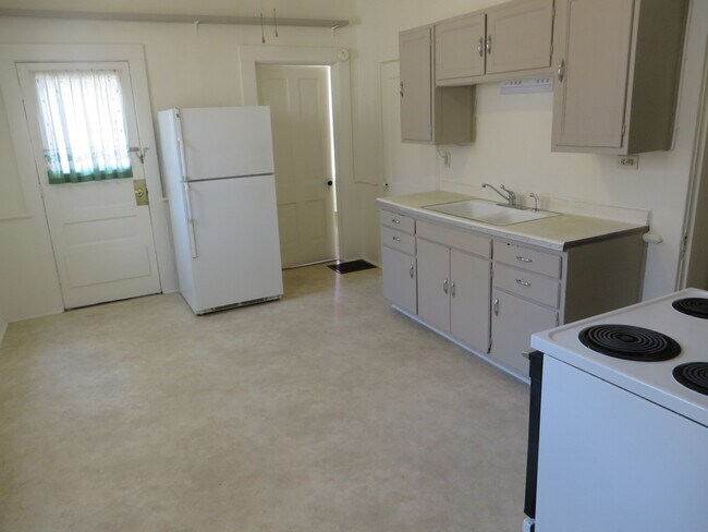 Building Photo - Large Three Bedroom, 1.5 Bathroom Home hal...