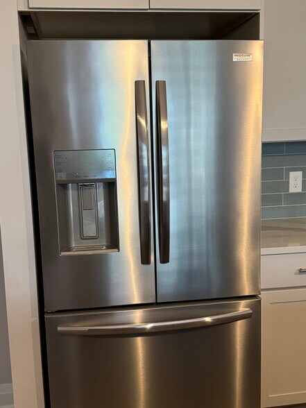 Building Photo - 6633 Dale Dr