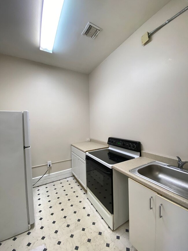 Building Photo - 9 Bed 5 Bath Historic Home - Commercial Use