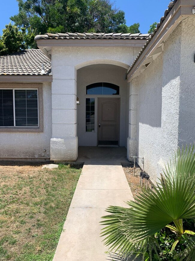Building Photo - Wonderful 3 Bedroom Home in Sought After Northeast Fresno!