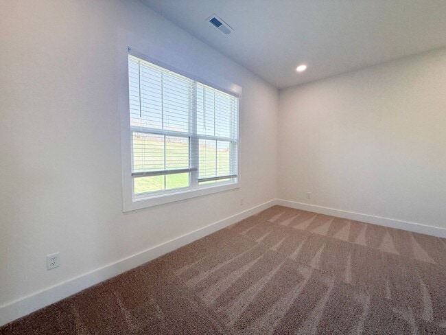 Building Photo - Fuller Style - Spacious 3-Bedroom Townhome with Pool and Pickleball Court