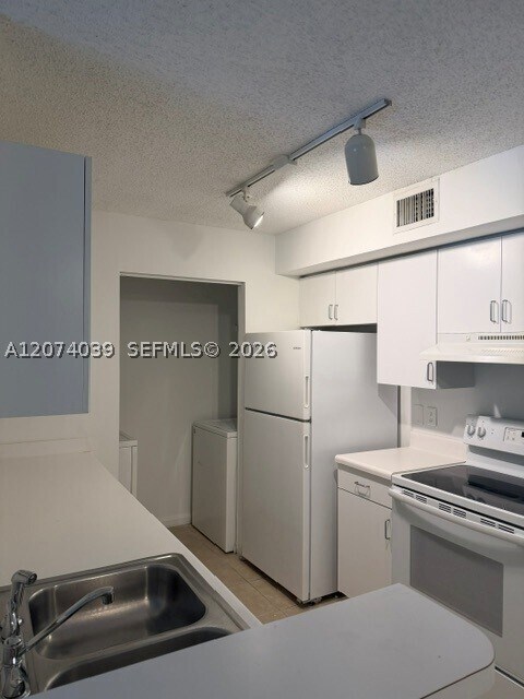 Building Photo - 4808 N State Rd 7