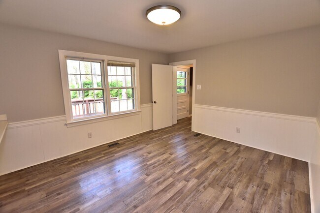 Building Photo - 708 Cedarbrook Dr