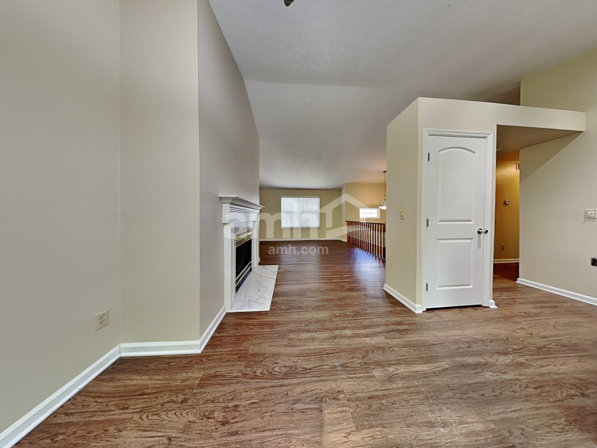 Building Photo - 3659 Shorewood Dr