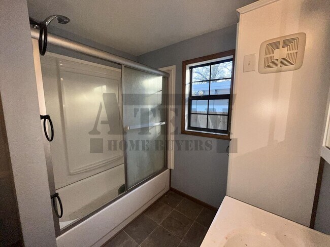 Building Photo - Spacious 2-bedroom, 1-bathroom home!