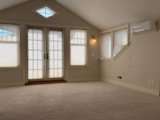 Building Photo - 3BR Tudor Home 1/2 Block from Greenlake!