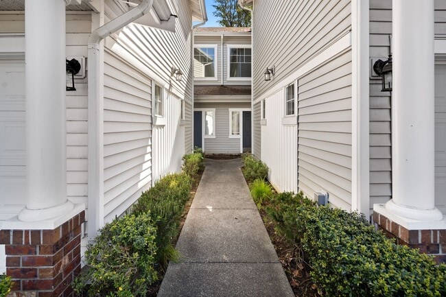 Building Photo - Spacious 3 bed Townhome