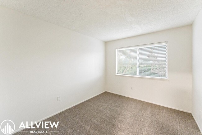 Building Photo - Charming 2-Bedroom Home Steps from Los Rios District