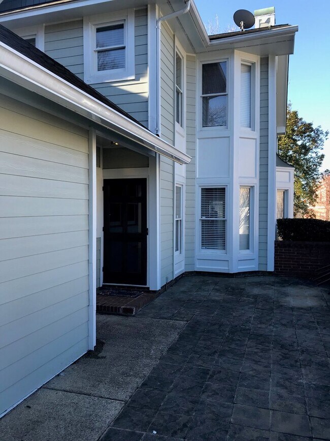 Building Photo - 3 bedroom townhome across from Panthers St...