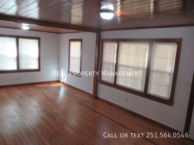 Building Photo - 2 Bedroom 1 Bath Remodeled Home off Moffet...