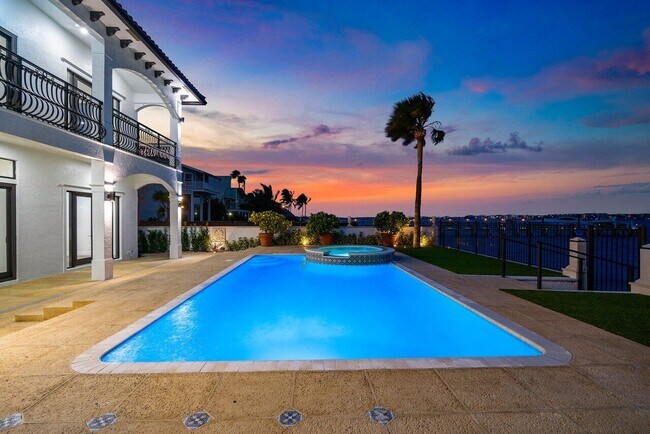 Building Photo - 1 18th Ave S