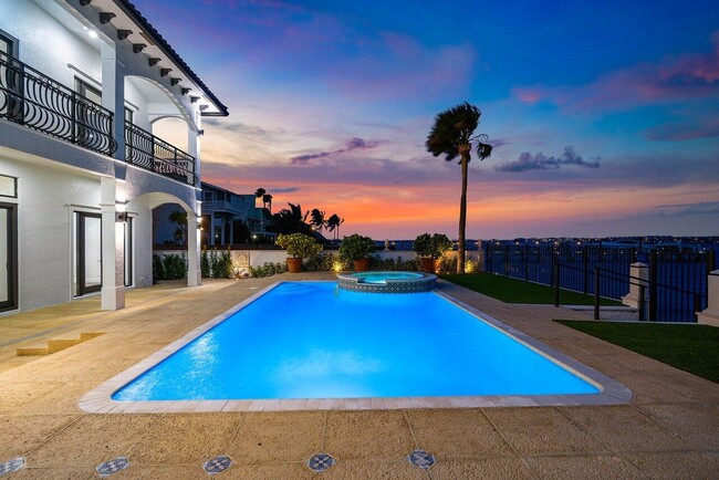 Building Photo - 1 1st Ave S