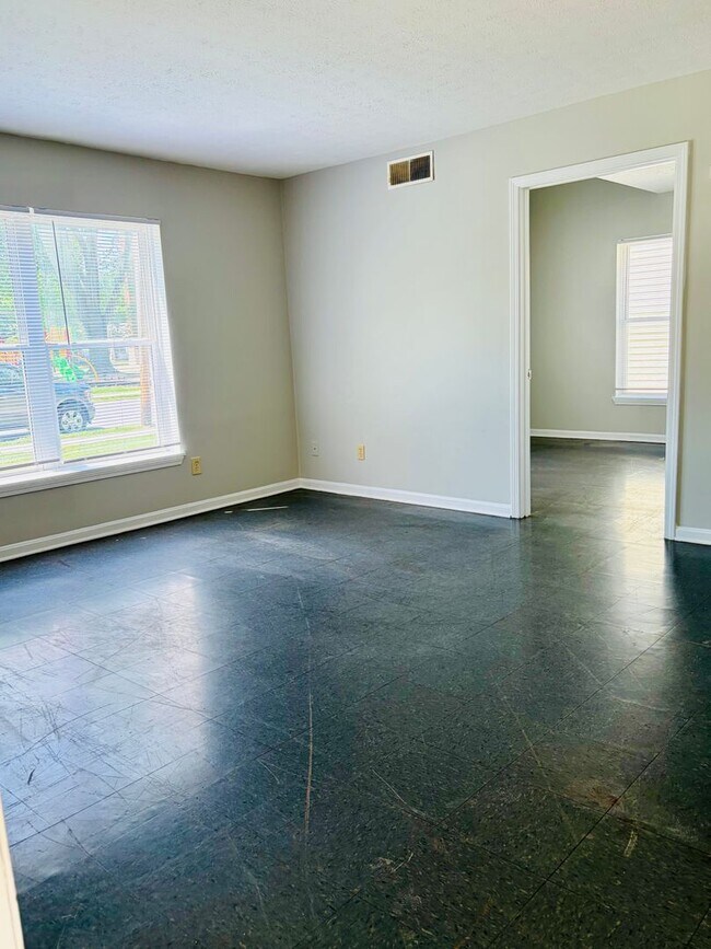 Building Photo - First floor one bedroom apartment in Portland- Section 8 accepted