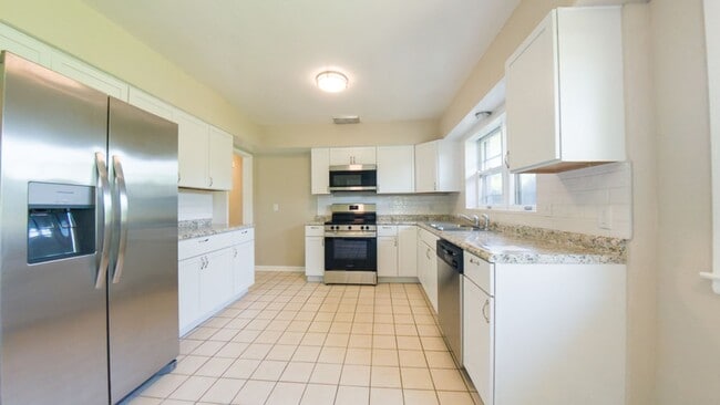 Building Photo - Spacious 3 Bedroom 1.5 Bath Home- Located ...
