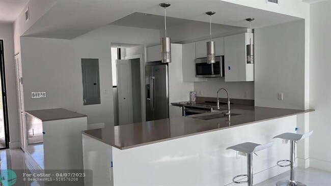 Building Photo - 4151 S oaks Pl