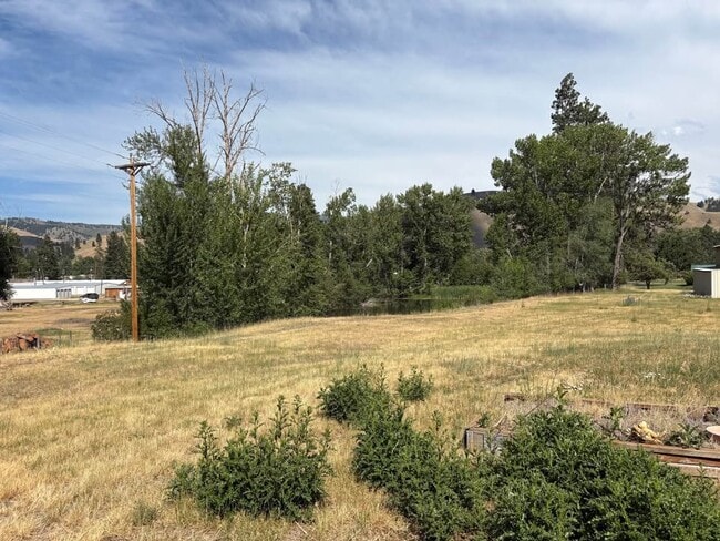 Building Photo - 600 Solleder Ln