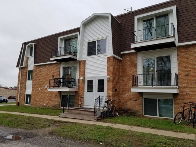 Building Photo - 2000 Valley Park Dr
