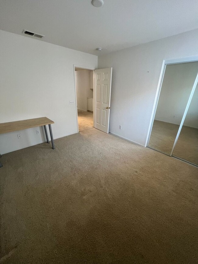 Building Photo - Spacious 6-Bedroom Home with Loft in Prime...