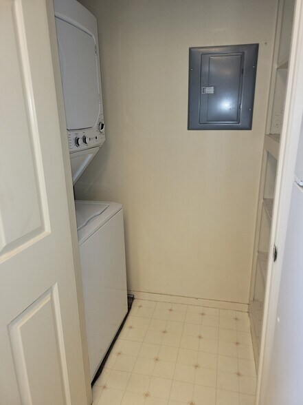 Building Photo - 1058 Padre Dr