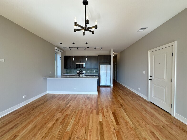 Building Photo - 2100 W 18th Pl