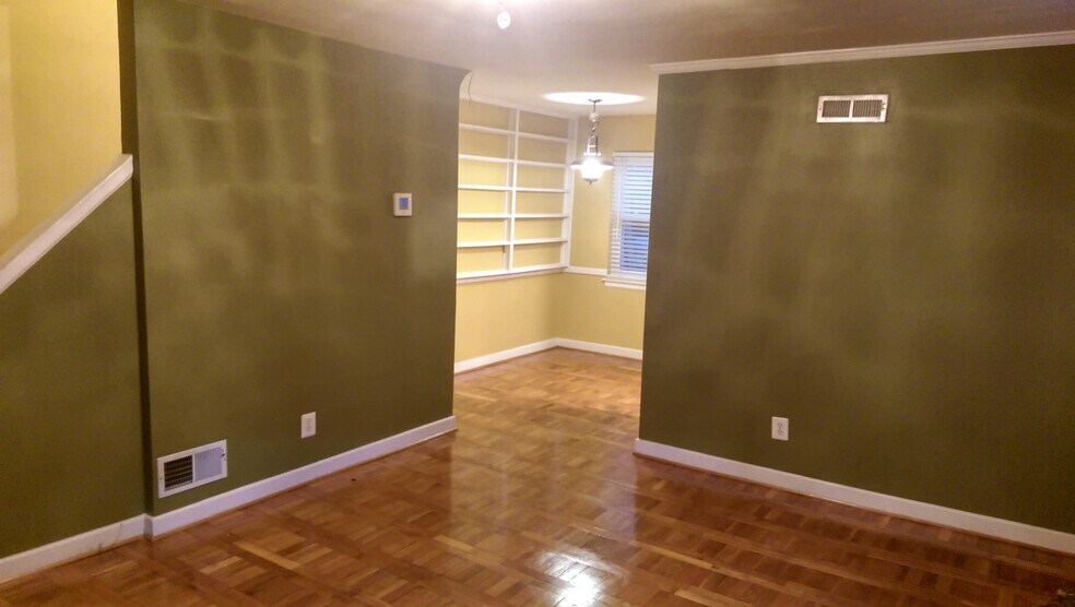 Living Room / Dining Room - 904 S Highland St