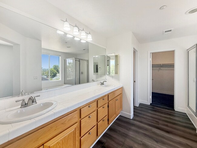 Building Photo - Beautiful 4B/3BA home in Vista for Rent!