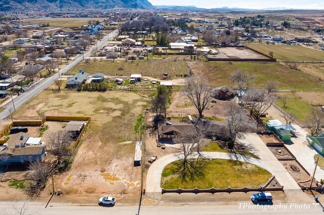 Building Photo - Beautifully Remodeled Three Bedroom Home on 2 Acres with Horse Privileges in Hurricane