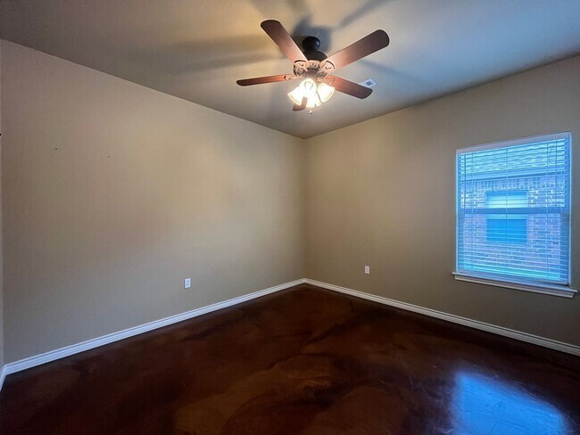 Building Photo - 3 Bedroom Single Family Home