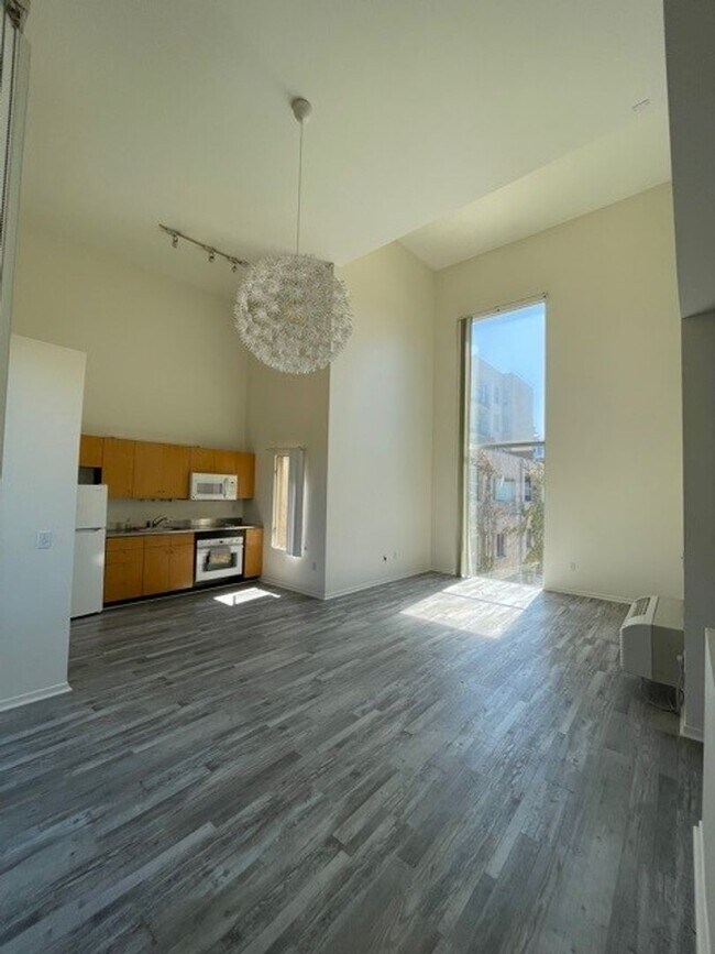 Building Photo - Urban 1 bedroom 1 bath townhome in Little Italy!