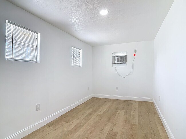 Building Photo - 2 bed/1.5 bath Single-Family Home on Large Lot in Sanford!