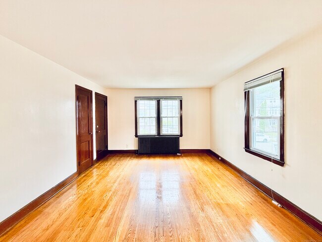 Building Photo - 820 Brewster St