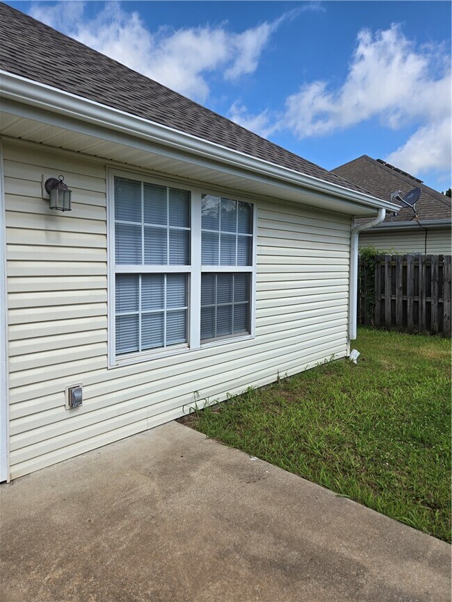 Building Photo - 1703 N Valor