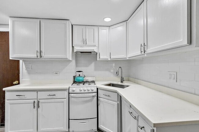 Building Photo - 5143 S Kenwood Ave