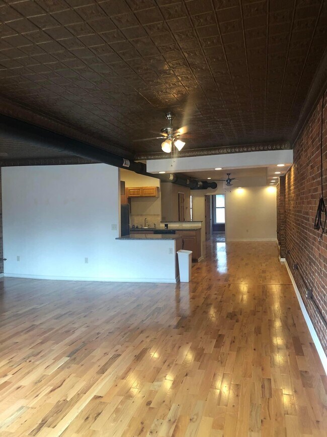 Primary Photo - 256 Main St