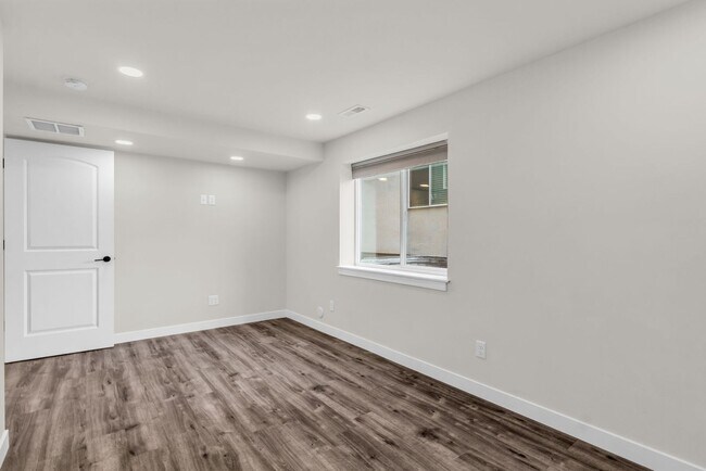 Building Photo - Spacious 6 Bed Home with Dual Kitchens, EV Charging & Modern Finishes in Layton