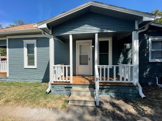Building Photo - Updated 2 Bedroom, 1 Bathroom house with w...