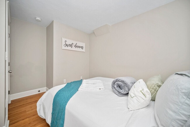 Building Photo - 370 Hanover St