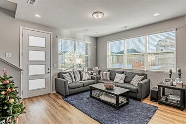Building Photo - Modern 3 Bed/ 2.5 Bath Townhome in Sterling Ranch