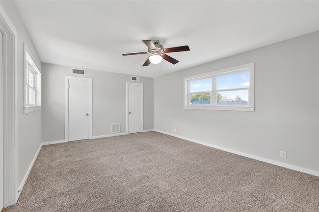 Building Photo - 729 Loggins Dr