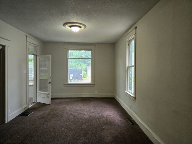 Building Photo - 615 W Foster Pkwy