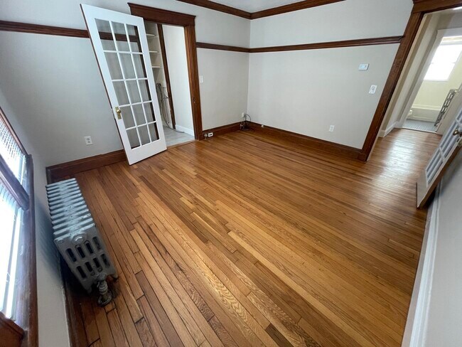 Building Photo - 547 Hyde Park Ave