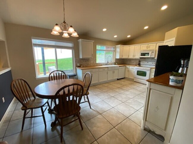 Building Photo - Sunny and spacious 3 bed, 2.5 bath house with living and family room, with huge back yard!