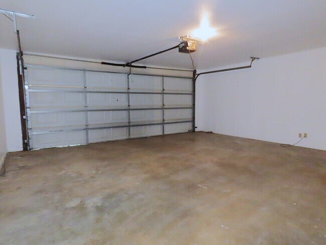 Building Photo - 11782 S Hillcreek Rd