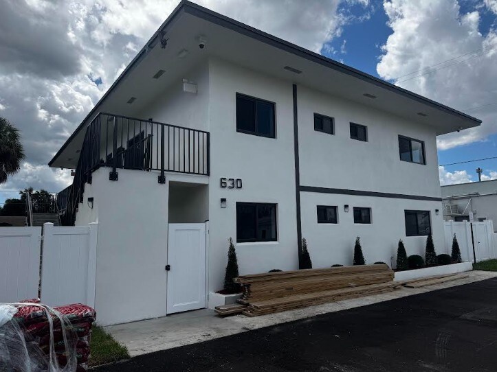 Building Photo - 630 NE 166th St