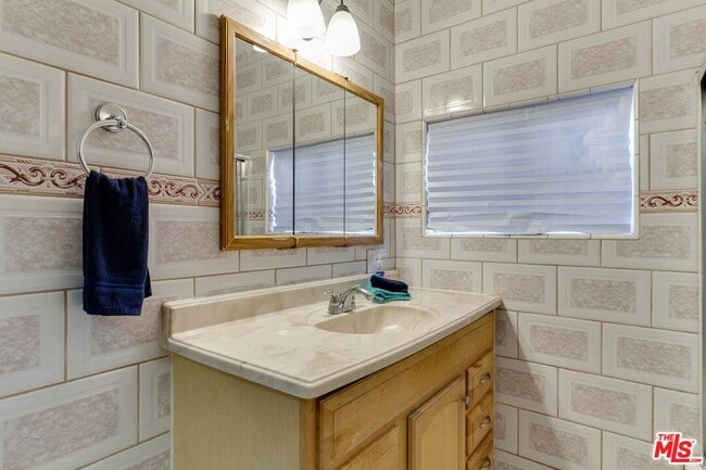 Building Photo - 6659 Amigo Ave